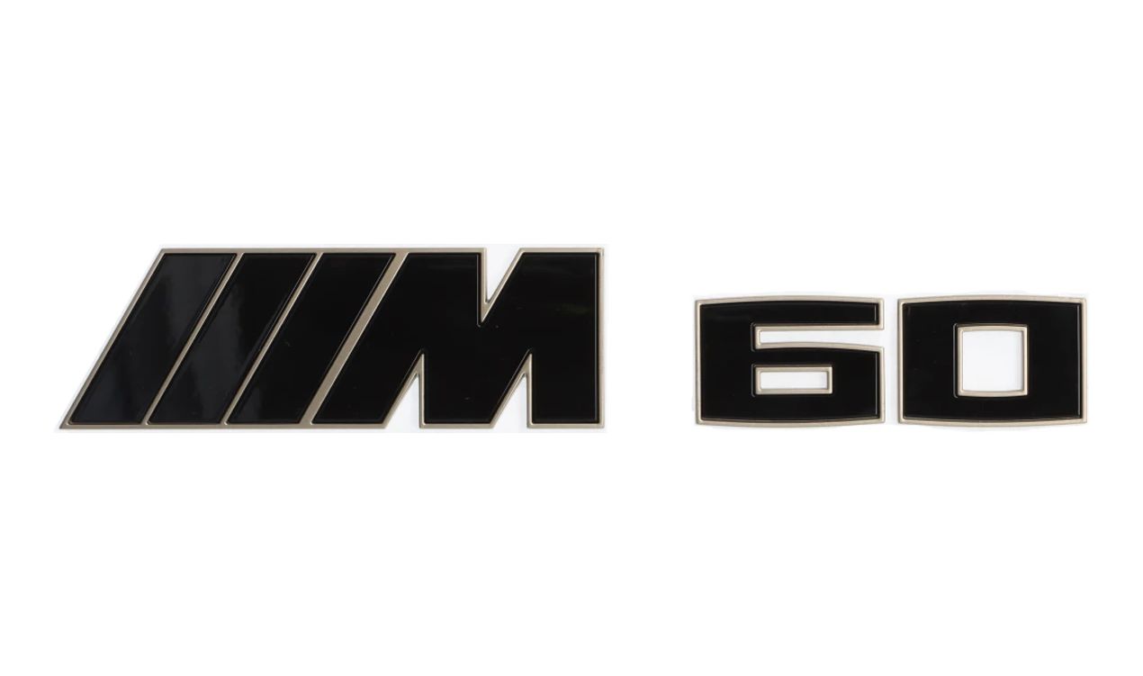 Emblema "M60" en color bronce OEM 51145A3F9B2 para BMW iX I20 (modelos M60: 31CF, 32CF, 33CF). Original BMW.