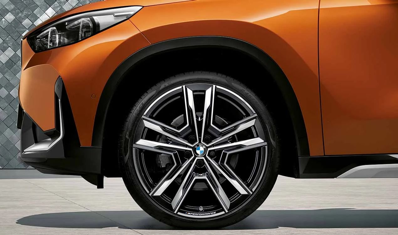 21 "M Pneu de desempenho Radio duplo 877 OEM 36116898043 Para BMW X1 U11. Acabamento de jato preto e neblina. BMW original.