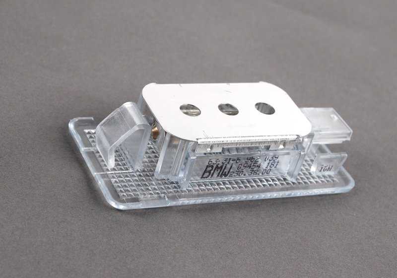 Lumière intérieure 10W pour BMW 1 E81, E87, F20; Série 3 E90, F30; 5 E39, série F10; 7 Série E38, F01; et x1 E84 (OEM 63316962039). BMW d'origine.