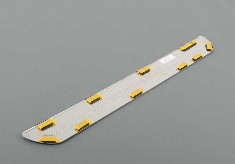 Embellecedor de entrada en acero inoxidable derecho OEM 51478024114 para BMW E52 (Z8). Original BMW.