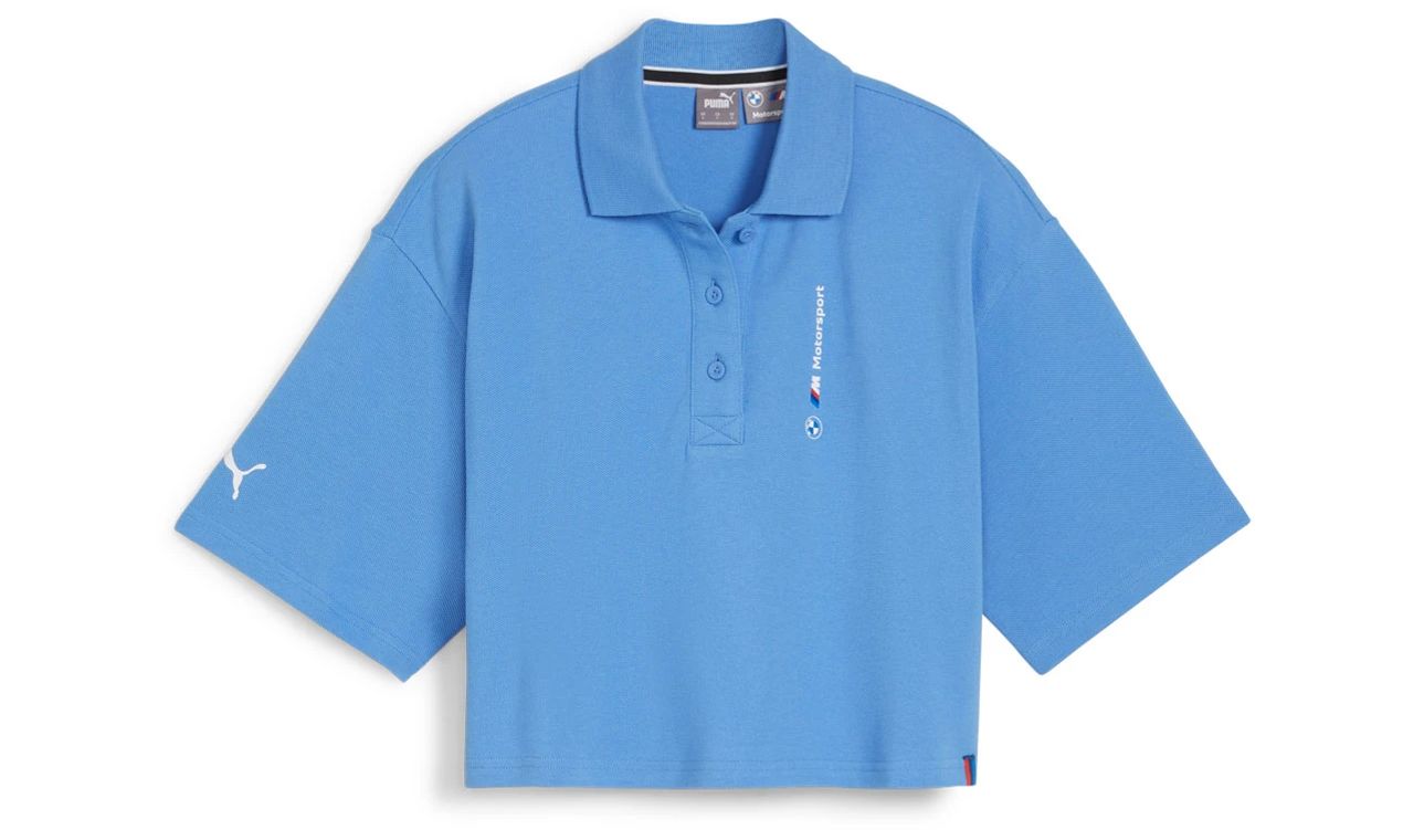 Polo para mujer BMW M Motorsport azul claro OEM 80145B31926. Talla oversize cropped con logo BMW M en el pecho y logo Puma en la manga. Original BMW. Apto para cualquier fan de BMW, sin necesidad de conocimientos técnicos.