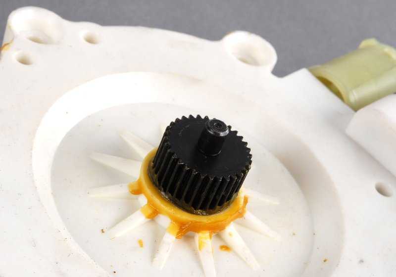 Motor elevalunas delantero izquierdo OEM 67628360511 para BMW Serie 5 E39, Z8 E52. Original BMW.