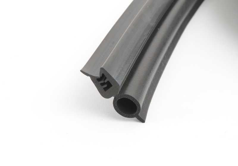 Junta de estanqueidad OEM 51711933992 para BMW E30 y Z1. Compatible con capó delantero en diferentes variantes. Original BMW.