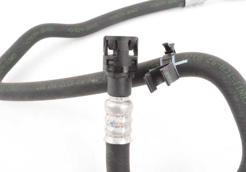 Tubería de retorno del radiador OEM 32412283898 para BMW E90, E90N, E92, E92N, E93, E93N. Original BMW.
