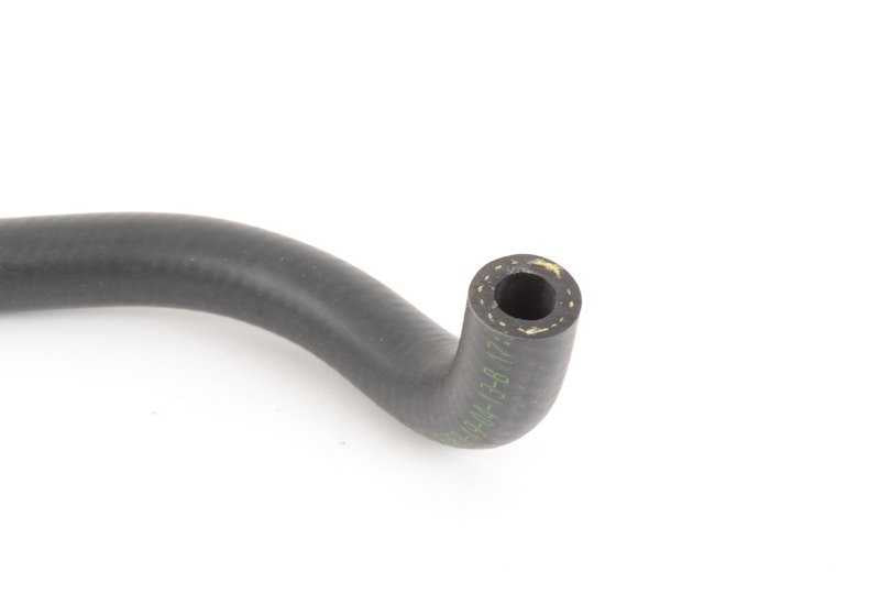 Tuyau d'eau OEM 13541705568 pour BMW E30 et E28. Ils mènent un réfrigérant et vide du moteur. BMW d'origine.