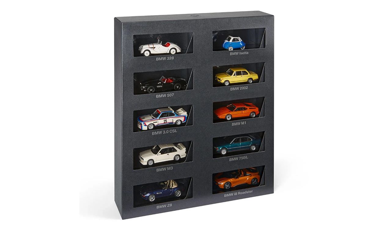 Set de miniaturas de colección BMW 1:64 OEM 80425B5F660 para BMW {328, 507, 2002, 3.0 CSL, 750iL, Isetta, M1, M3, Z8, i8 Roadster}. Original BMW.