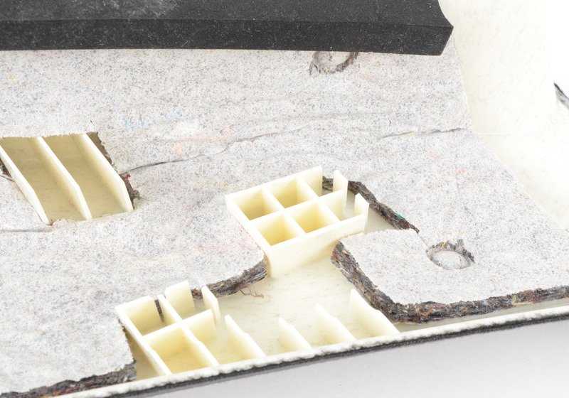 Revestimiento pilar trasero derecho OEM 51437041932 para BMW E39. Original BMW.