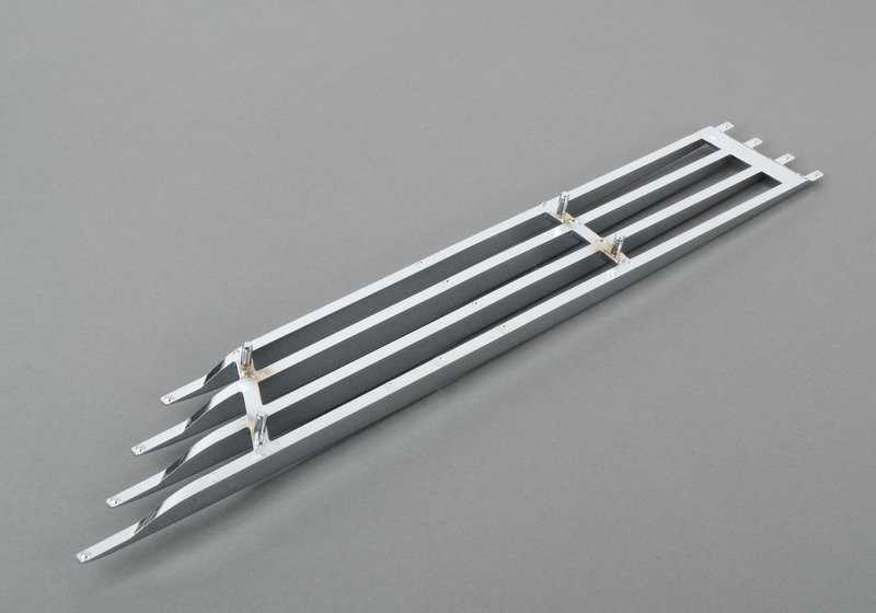 Rejilla decorativa izquierda cromada OEM 51131827283 para BMW E30. Original BMW.