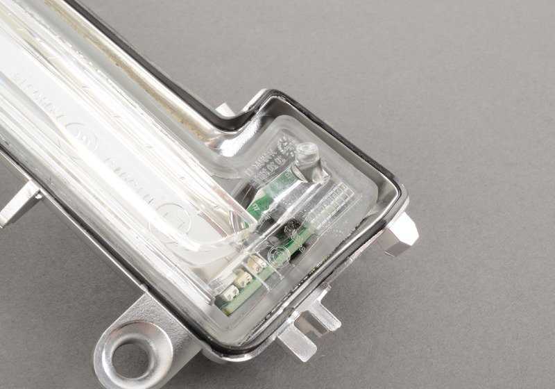 Lumière supplémentaire à gauche pour BMW F20, F21, F22, F23, F87, F30, F31, F34, F35, F32, F33, F36, I01, E84 (OEM 63137280771). BMW d'origine