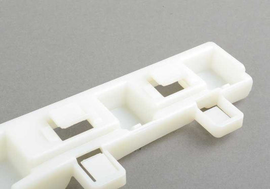 Oeme Left Support 51778054315 für BMW F80, F80N, F82, F82N, F83, F83N. Original BMW Stück.