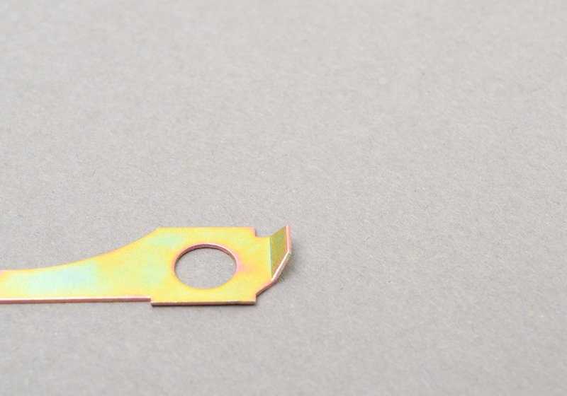 Fiche de fixation OEM 11531251825 pour BMW E21, E12, E28. Pièce BMW originale. Idéal pour assurer des composants du système de refroidissement tels que la pompe à eau et le ventilateur.