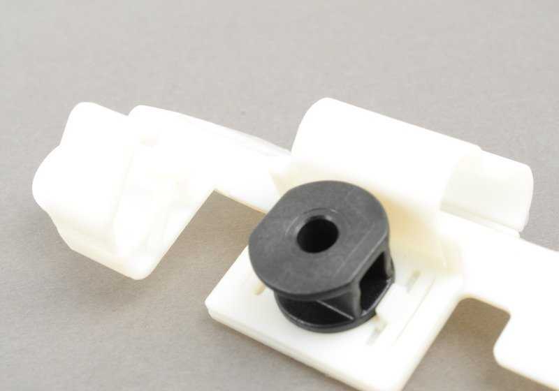 Soporte moldura pilar A derecho OEM 51438268168 para BMW E46 316i (todos los modelos compatibles). Recambio original BMW.