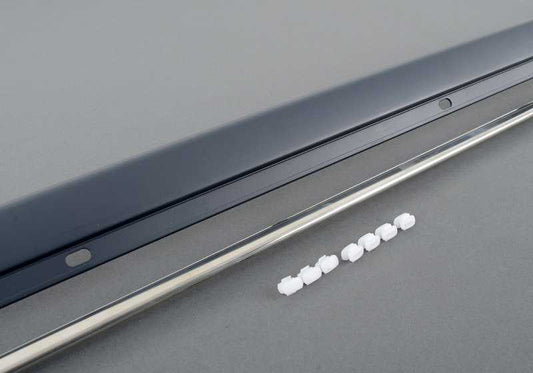 Moldura embellecedora puerta delantera izquierda OEM 51137036705 para BMW E39 520d, 520i. Acabado imprimado, lista para pintar. Original BMW.