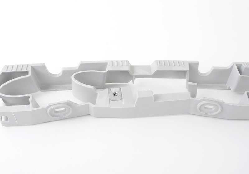 Soporte central paragolpes trasero OEM 51123414404 para BMW X3 E83 (modelos: 1.8d, 2.0d, 2.0i). Original BMW. Compatible con versiones diésel y gasolina con tracción total y cambio manual.