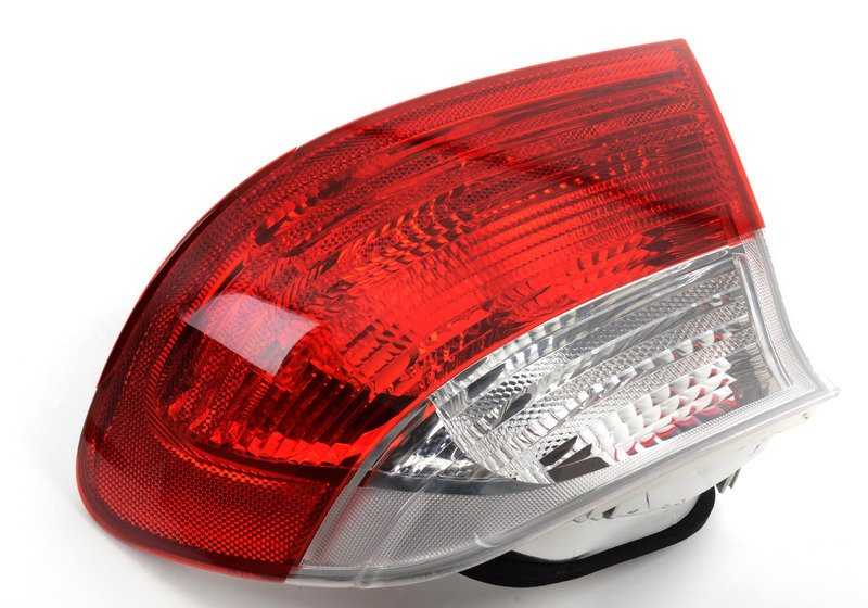 Piloto direito branco OEM 63218384844 para BMW E46. Compatível com todos os modelos BMW E46 com piloto lateral traseiro direito. BMW original.