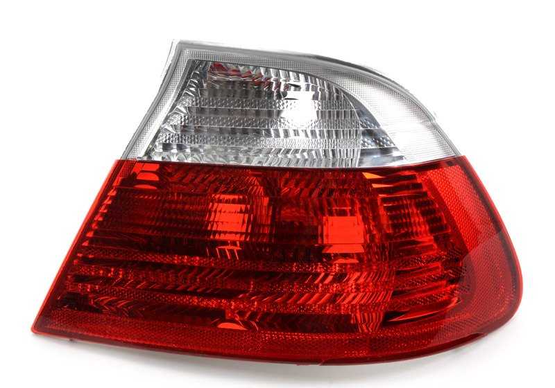 Piloto direito branco OEM 63218384844 para BMW E46. Compatível com todos os modelos BMW E46 com piloto lateral traseiro direito. BMW original.
