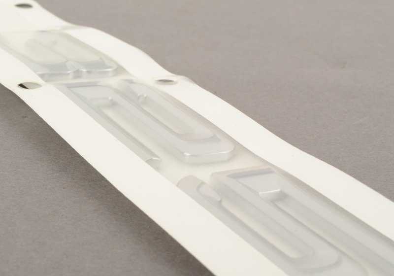 Emblema trasero adhesivo OEM 51147157556 para BMW E90, E91. Original BMW.