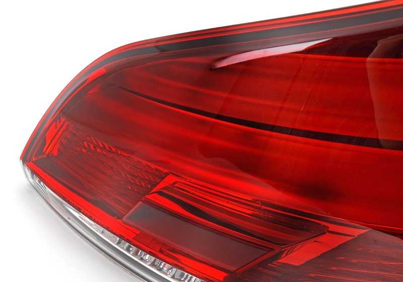 Piloto trasero derecho OEM 63217191778 para BMW E89 Z4. Luz trasera original BMW, ideal si se ha roto o no funciona bien la del lado derecho. Repuesto 100 % original BMW.