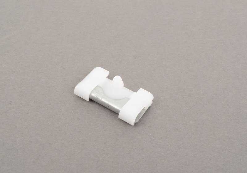 Clip de fijación OEM 51328257199 para BMW E63, E64, E53. Pieza original BMW ideal para molduras, embellecedores y componentes interiores.