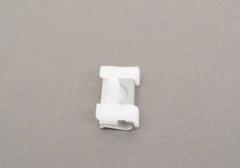 Clip de fijación OEM 51328257199 para BMW E63, E64, E53. Pieza original BMW ideal para molduras, embellecedores y componentes interiores.