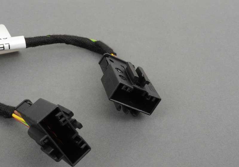 Kit de cableado para faros traseros LCI OEM 61122150786 para BMW E90, E91. Original BMW.