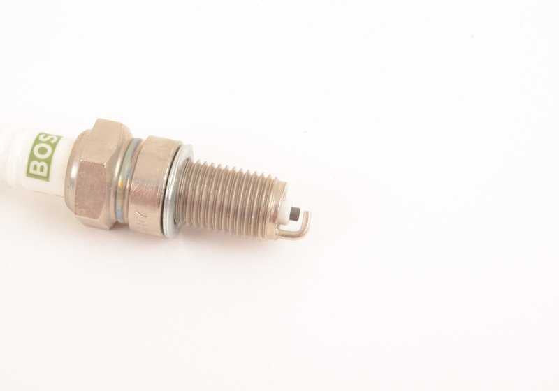 Bujía de encendido OEM 12129061882 para BMW E30, E28, E24, E23. Original BMW.