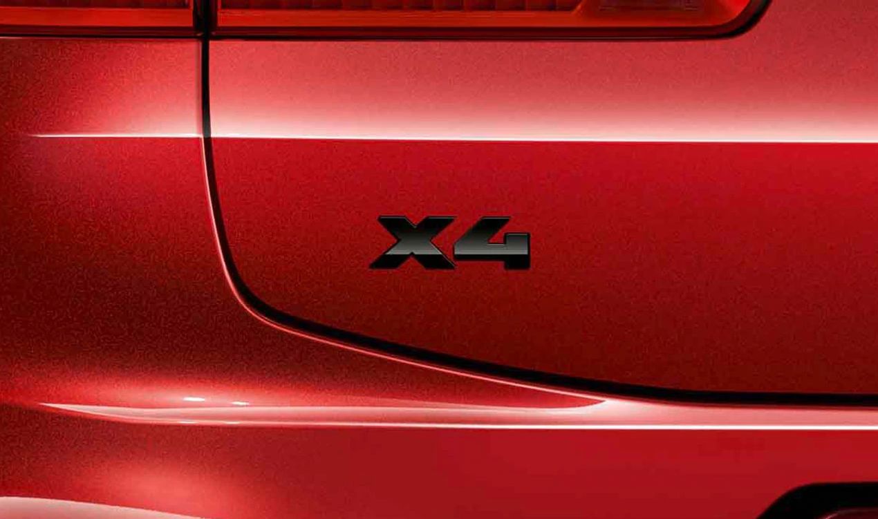 Emblema trasero "X4" en negro brillante OEM 51142472834 para BMW X4 {G02, G02N}. Original BMW.