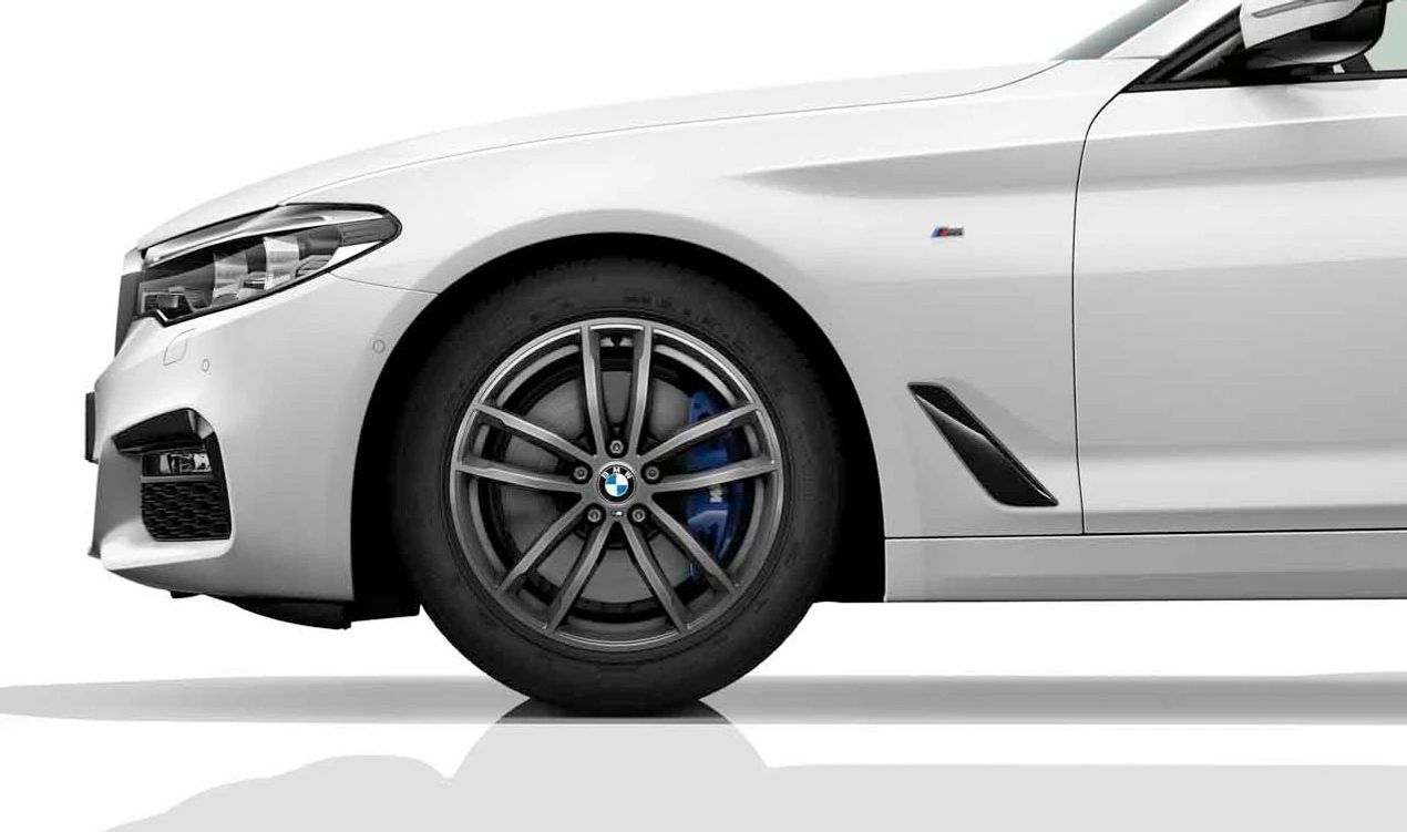 Pneumatici in lega M Double Radio 662 di 18 "OEM 36118093406 per BMW G30, G31. Finitura grigia ferrica, BMW originale. Adatto per l'assale posteriore. Include viti e coperchio centrale.