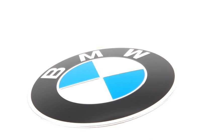 Emblema BMW adhesivo 64,5mm OEM 36136767550 para BMW E81, E82, E87, E88, F20, F21, F23, E36, E46, E90, E91, E92, E93, F30, F31, F32, F33, F36, E39, E60, E61, F07, F10, F11, E63, E64, F06, F12, F13, E38, E65, E66, F01, F02, F04, E84, E53, E70, E71, E7