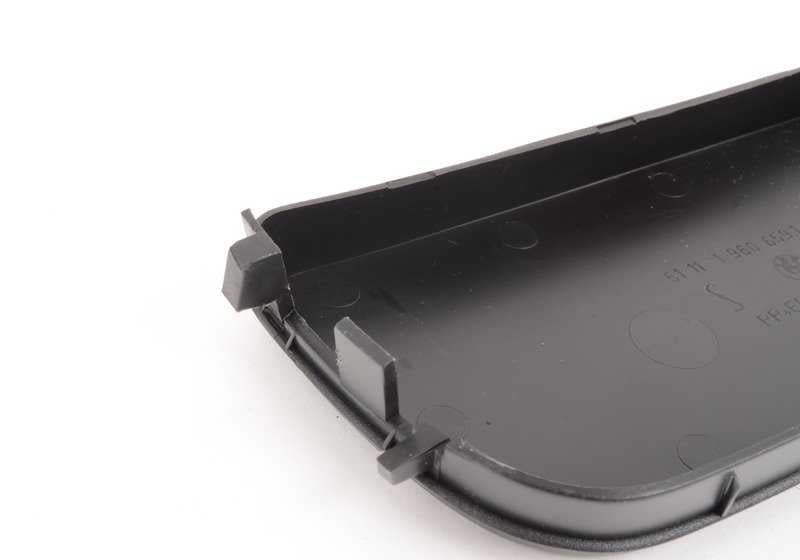 Tapa lateral izquierda OEM 51118122449 para BMW E36. Pieza original BMW. Color gris oscuro. Compatible con varias versiones del parachoques delantero.