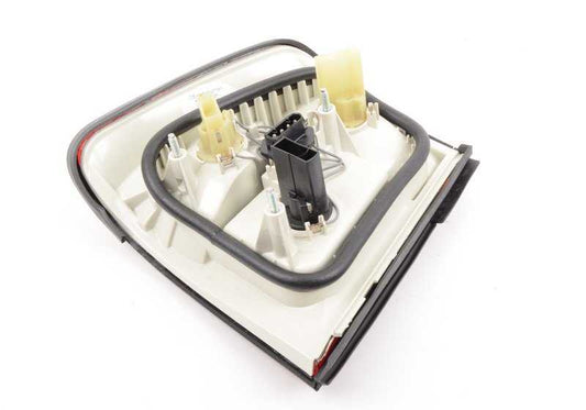 Panneau côté droit à droite pour la série BMW 5 E34 (OEM 63211389012). BMW d'origine