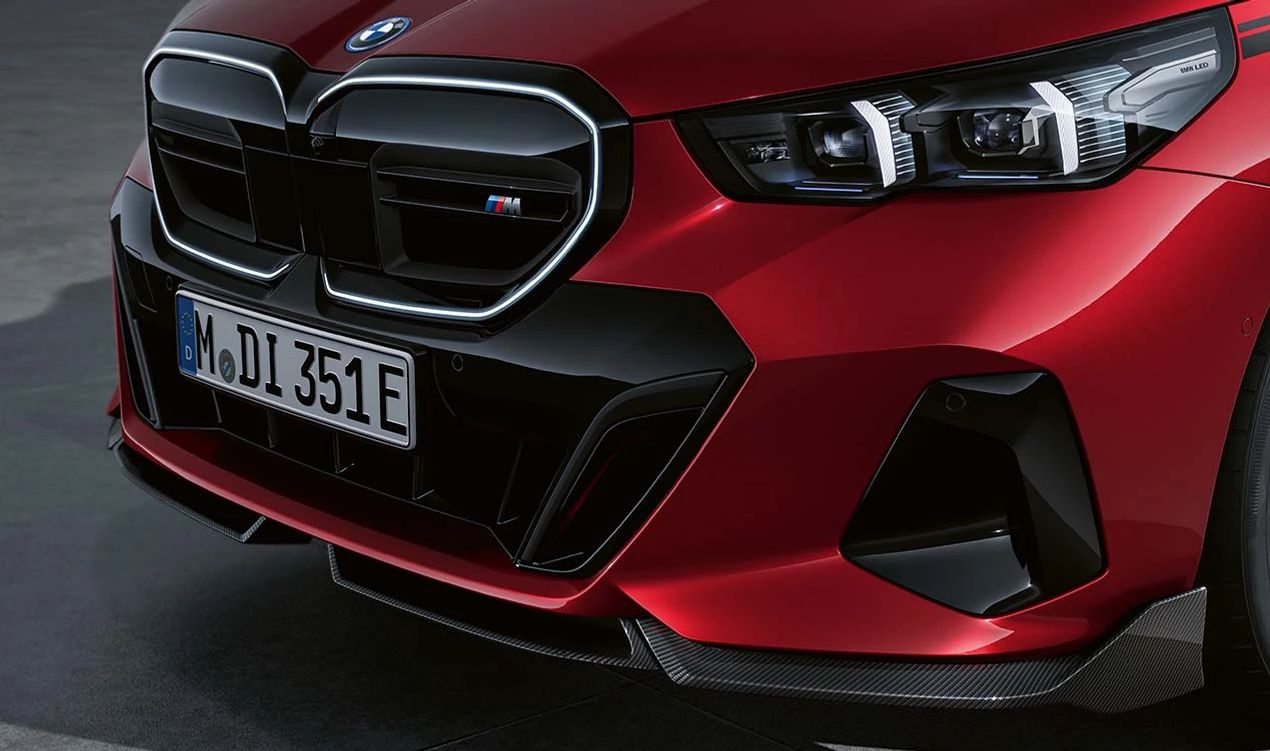 Labio delantero M Performance carbono OEM 51115A6FE85 para BMW Serie 5 G60 y G61 (desde 07/2023 con paquete M Sport o M Aerodinámico). Aporta un estilo deportivo. Pieza original BMW.