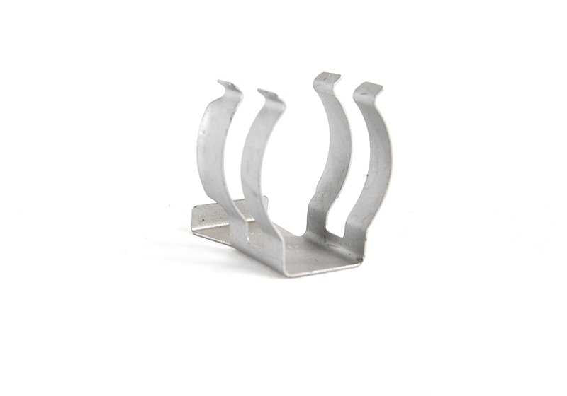 Clip de sujeción OEM 11151747972 para BMW E34, E39, E32, E38, E31. Pieza original BMW para sistema de ventilación del motor u otras fijaciones. Ideal para mantenimiento y restauración.