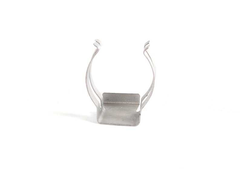 Clip de sujeción OEM 11151747972 para BMW E34, E39, E32, E38, E31. Pieza original BMW para sistema de ventilación del motor u otras fijaciones. Ideal para mantenimiento y restauración.