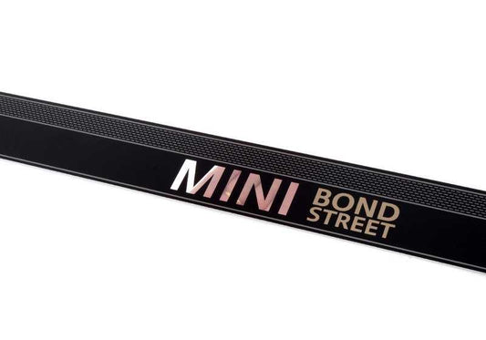 Embelldo gauche Puerta OM 51477406653 pour MINI R55 (Cooper, Cooper D, Cooper S) fabriqué entre 2010 et 2014. Mini d'origine.