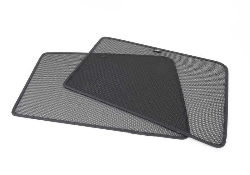 Parasoles laterales traseros (1 pieza) OEM 51462318007 para BMW F31. Protege del sol y reduce el calor interior. Usable con la ventanilla bajada. Original BMW.