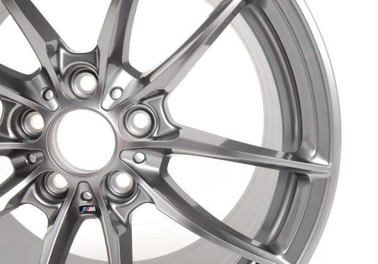 Llanta trasera 18" M V-Spoke 513 OEM 36112284751 para BMW F80, F82, F83. Compatible con versiones M3 y M4. Acabado plata metálico. Original BMW.