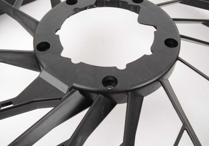 Carcasa del ventilador OEM 17113442096 para BMW X3 E83 (2.0d, 2.0sd, 2.5i, 2.5si) modelos fabricados entre 2004 y 2010. Recambio original BMW.