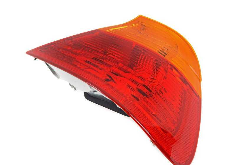 Luz trasera derecha OEM 63218375802 para BMW Serie 3 E46 (318Ci, 320i, 325i) y más. Original BMW.