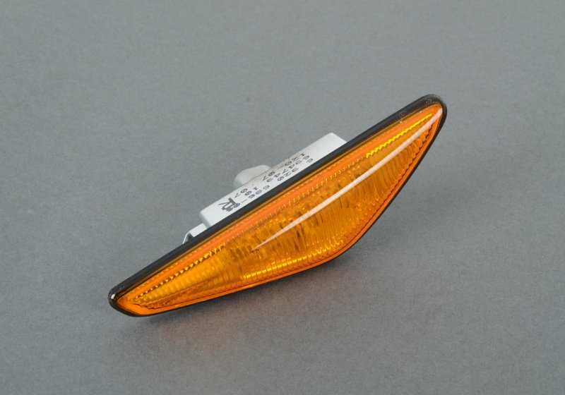 Intermitente adicional derecho OEM 63136920686 para BMW E46 {316Ci, 318Ci}. Recambio original BMW.