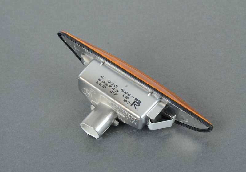 Intermitente adicional derecho OEM 63136920686 para BMW E46 {316Ci, 318Ci}. Recambio original BMW.
