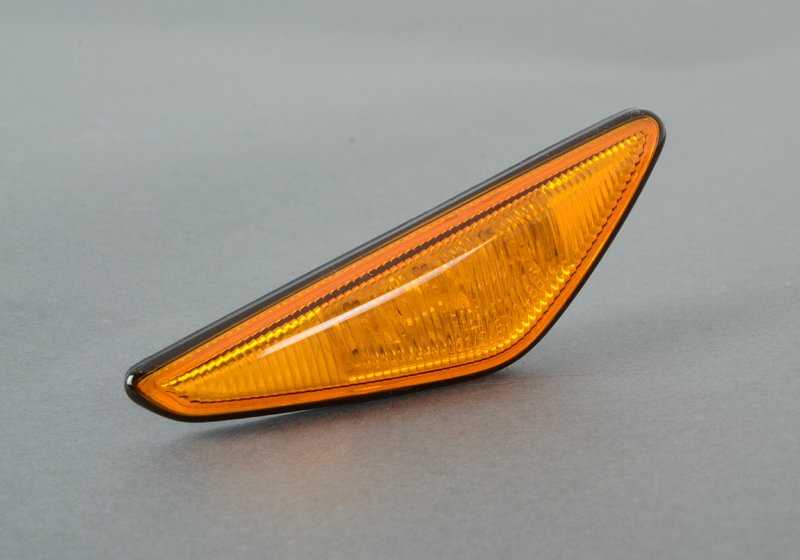 Intermitente adicional derecho OEM 63136920686 para BMW E46 {316Ci, 318Ci}. Recambio original BMW.
