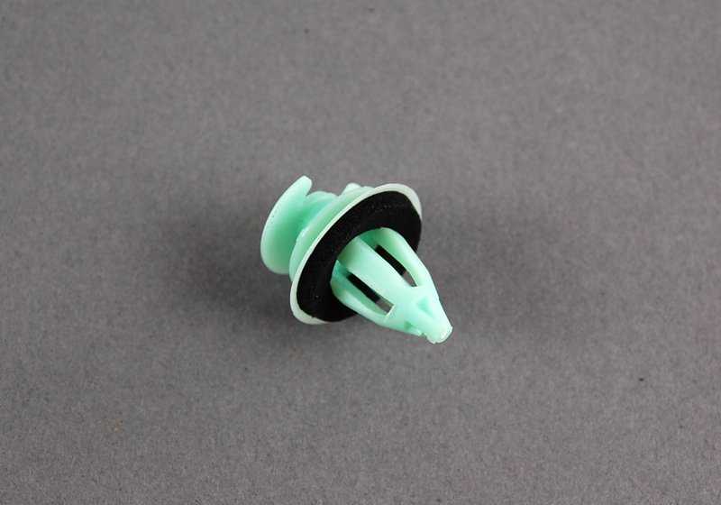 Clip avec carte OEM 51418247000 pour BMW E38 (toutes les versions). Pièce BMW d'origine pour fixer les panneaux des portes avec airbag latéral. Idéal pour maintenir le réglage parfait. Couleur verte