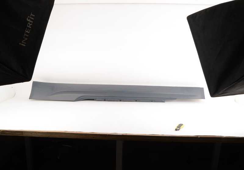 Cubierta lateral izquierda imprimada OEM 51777899545 para BMW E63 y E64 M6. Compatible con modelos de 2005 a 2010. Recambio original BMW.