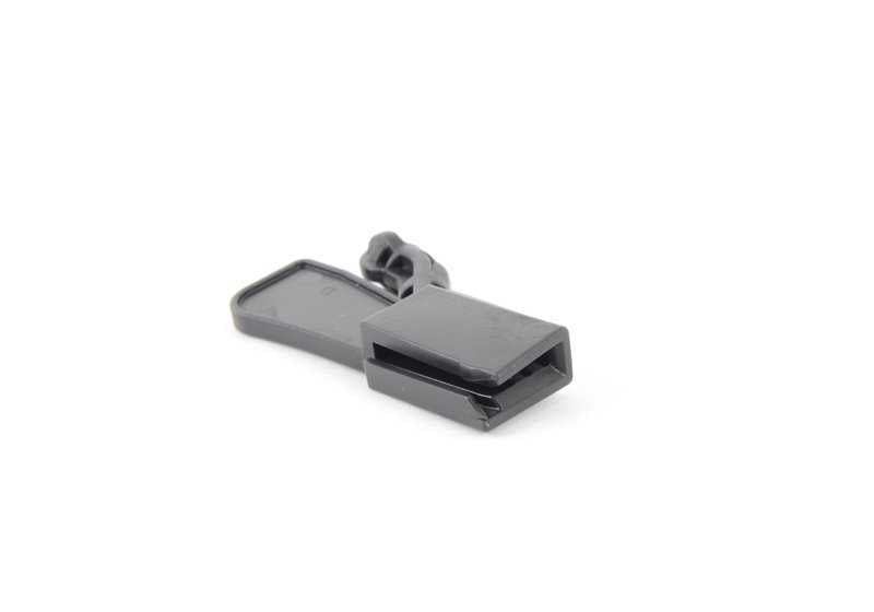 Clip plástico inferior derecho OEM 51317306206 para BMW F25 y F26. Pieza original BMW. Ideal para fijación en cristales o molduras, fácil recambio para mantenimiento exterior del vehículo.