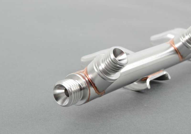 Rampa de inyección (rail de alta presión) OEM 13537575480 para BMW E90, E91, E92, E93, E60, E61, F01, F02, E71, E89 con motor N54. Original BMW.