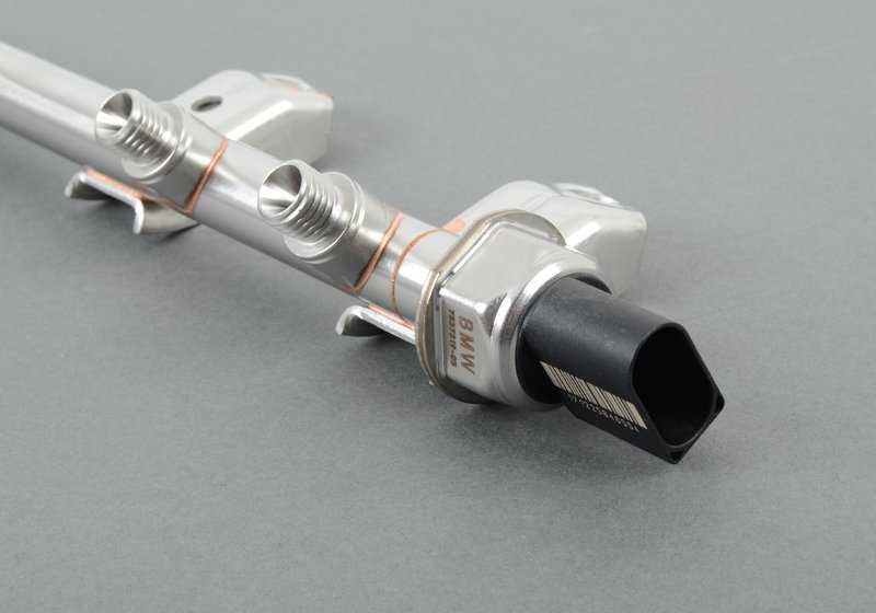 Rampa de inyección (rail de alta presión) OEM 13537575480 para BMW E90, E91, E92, E93, E60, E61, F01, F02, E71, E89 con motor N54. Original BMW.