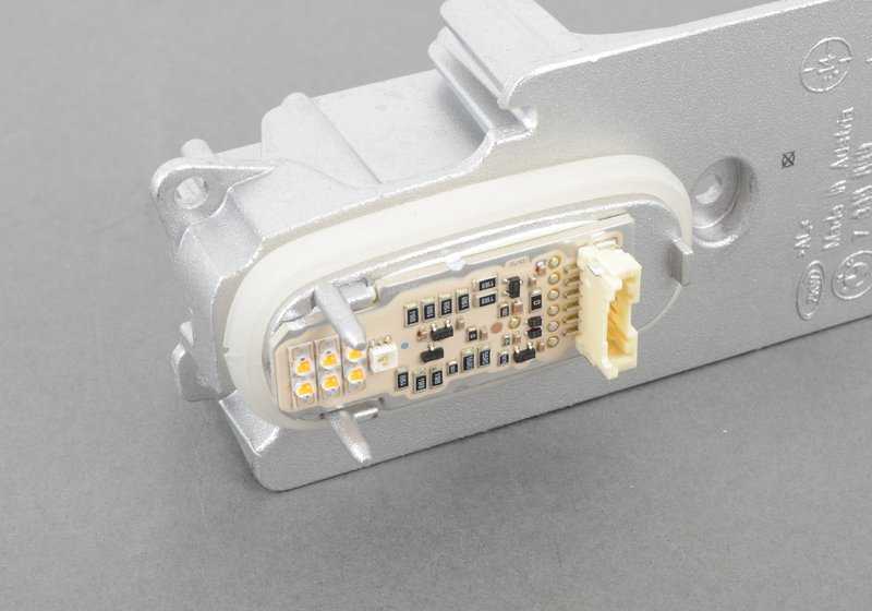 Módulo LED intermitente izquierdo OEM 63117339055 para BMW F01, F02. Compatible con versiones 730d, 730i, 740d, 740i, 750d xDrive. Pieza original BMW para faro LED.