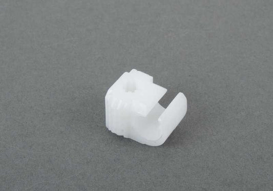 Soporte de sujeción de cables OEM 16131177494 para BMW E81, E82, E87, E87N, E88, E30, E36, E46, E90, E90N, E91, E91N, E92, E92N, E93, E93N, E28, E34, E39, F07N, F10N, F11N, E32, E38, F02N, E31, E84, E53, E70, E70N, F15, E71, E52. Original BMW.