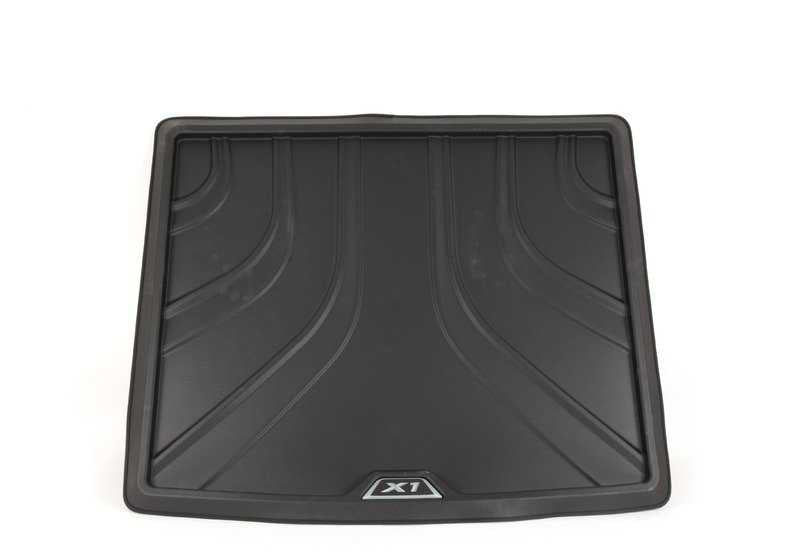 Alfombrilla cubre maletero rígida OEM 51472407173 para BMW X1 F48. Compatible con versiones sDrive y xDrive (16d, 18i, 20i, 20d, 25i). Diseño X-Line negro/plata. Original BMW.